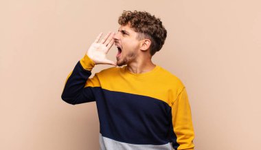 Genç adam öfkeyle ve yüksek sesle bağırarak kenardaki boşluğu kopyalamasını söylüyor.