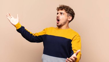 Genç adam opera yapıyor ya da konserde şarkı söylüyor, romantik, sanatsal ve tutkulu hissediyor.