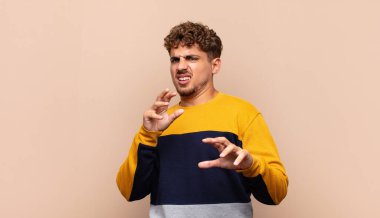 Delikanlı tiksiniyor ve midesi bulanıyor. İğrenç, kokuşmuş ya da iğrenç bir şeyden kaçıyor.