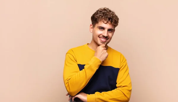 Jonge Man Glimlachen Genieten Van Het Leven Zich Gelukkig Vriendelijk — Stockfoto