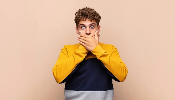 Ung Man Täcka Munnen Med Händer Med Chockad Förvånad Uttryck — Stockfoto