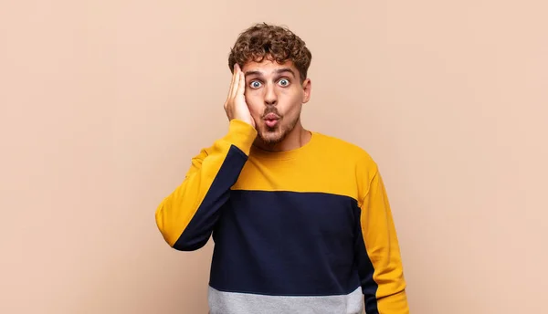 Jonge Man Voelt Zich Geschokt Verbaasd Houden Van Aangezicht Tot — Stockfoto