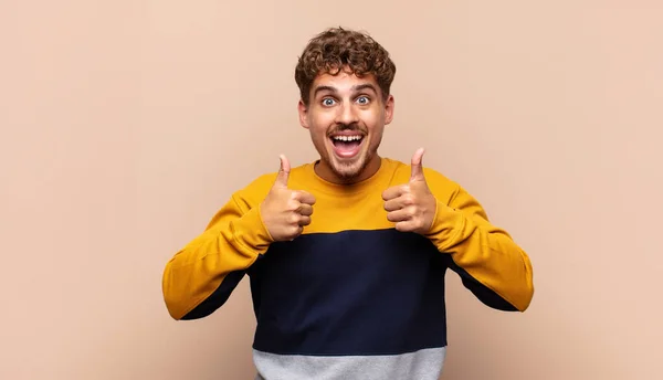 Giovane Uomo Sorridente Ampiamente Cercando Felice Positivo Fiducioso Successo Con — Foto Stock