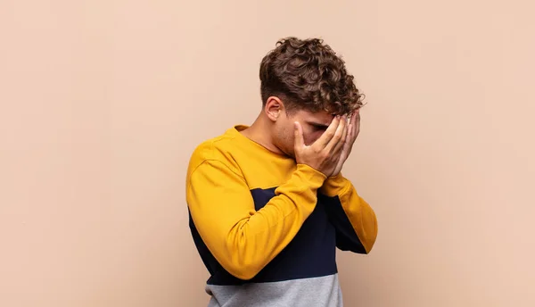 Joven Cubriendo Los Ojos Con Las Manos Con Una Mirada —  Fotos de Stock