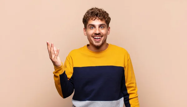 Joven Sintiéndose Feliz Sorprendido Alegre Sonriendo Con Actitud Positiva Realizando —  Fotos de Stock