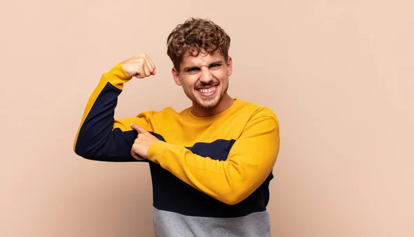 Giovane Sentirsi Felice Soddisfatto Potente Flessione Forma Bicipiti Muscolari Guardando — Foto Stock