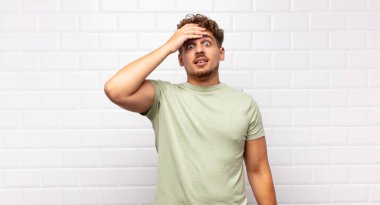 Genç bir adam unutulmuş bir süre için panikliyor, stresli hissediyor, bir pisliği ya da hatayı örtbas etmek zorunda kalıyor.