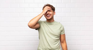 Genç adam gülüyor ve alnına şaplak atıyor. Unuttum ya da aptalca bir hataydı. 