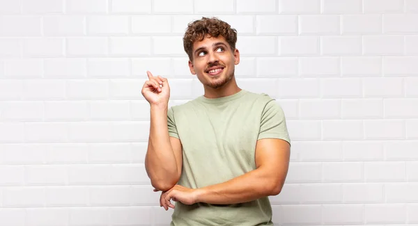 Jeune Homme Souriant Joyeusement Regardant Côté Demandant Pensant Ayant Une — Photo