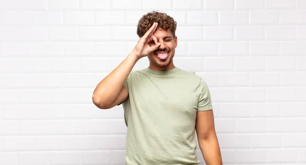 Joven Sonriendo Felizmente Con Cara Divertida Bromeando Mirando Través Mirilla — Foto de Stock