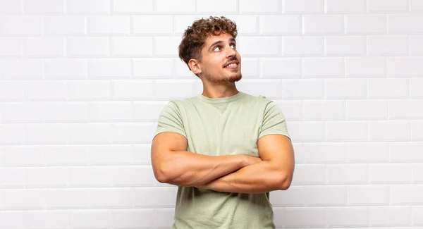 Joven Sintiéndose Feliz Orgulloso Esperanzado Preguntándose Pensando Mirando Hacia Arriba — Foto de Stock