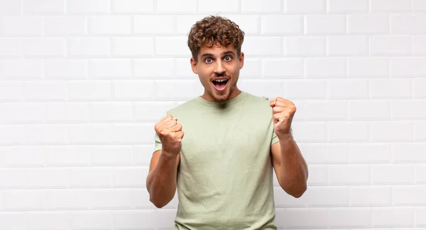 Jonge Man Voelt Zich Geschokt Opgewonden Gelukkig Lachen Vieren Succes — Stockfoto