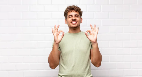 Jonge Man Zoek Geconcentreerd Mediterend Tevreden Ontspannen Denkend Een Keuze — Stockfoto