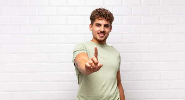 Joven Sonriendo Orgullosa Confiadamente Haciendo Pose Número Uno Triunfante Sintiéndose —  Fotos de Stock