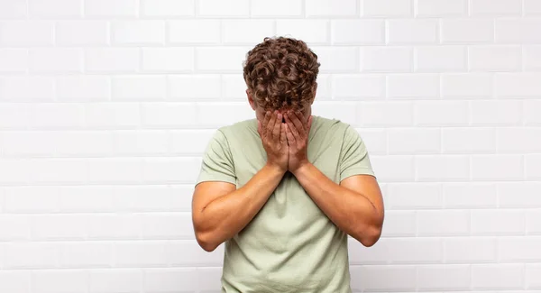 Jeune Homme Sentant Triste Frustré Nerveux Déprimé Couvrant Visage Des — Photo