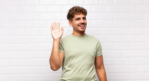 Jongeman Die Vrolijk Vrolijk Lacht Zwaait Met Zijn Hand Verwelkomt — Stockfoto