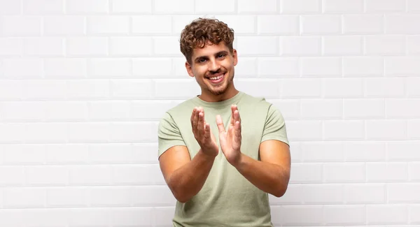 Jeune Homme Sentant Heureux Réussi Souriant Applaudissant Les Mains Disant — Photo