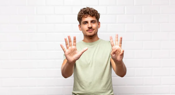 Jovem Sorrindo Olhando Amigável Mostrando Número Oito Oitavo Com Mão — Fotografia de Stock