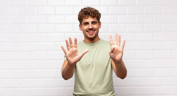 Jeune Homme Souriant Regardant Amical Montrant Numéro Neuf Neuvième Avec — Photo