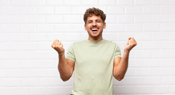 Joven Que Extremadamente Feliz Sorprendido Celebrando Éxito Gritando Saltando —  Fotos de Stock