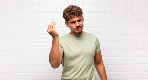 Jongeman Maakt Capice Geld Gebaar Die Vertelt Schulden Betalen — Stockfoto