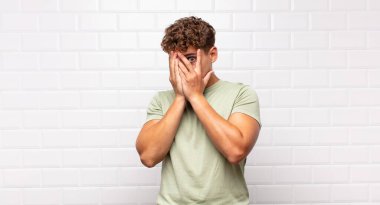 Delikanlı korkmuş ya da utanmış hissediyor. Gözleri yarı kapalı ya da ellerle dikizliyor ya da dikizliyor.