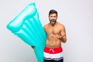Genç adam sinirli, sinirli ve hayal kırıklığına uğramış görünüyor. Senin neyin var ya da neyin var? tatil kavramı 