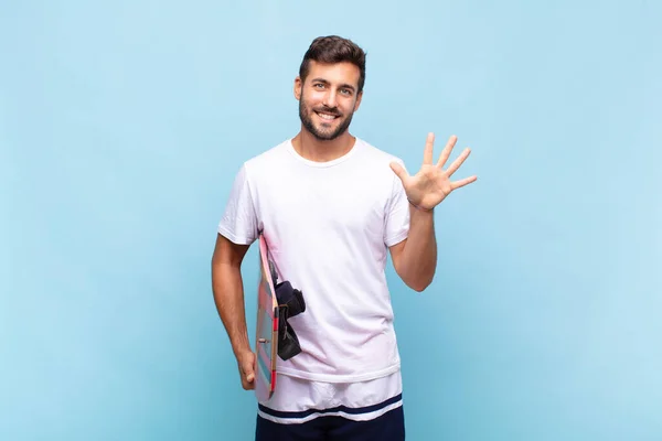 Jovem Sorrindo Olhando Amigável Mostrando Número Quatro Quarto Com Mão — Fotografia de Stock