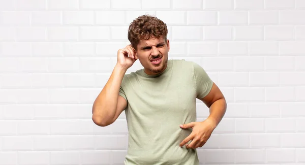 Jonge Man Voelt Zich Gestrest Gefrustreerd Moe Wrijven Pijnlijke Nek — Stockfoto