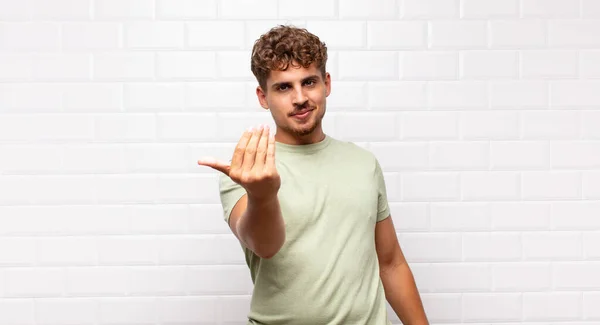 Jovem Sentindo Feliz Bem Sucedido Confiante Enfrentando Desafio Dizendo Para — Fotografia de Stock