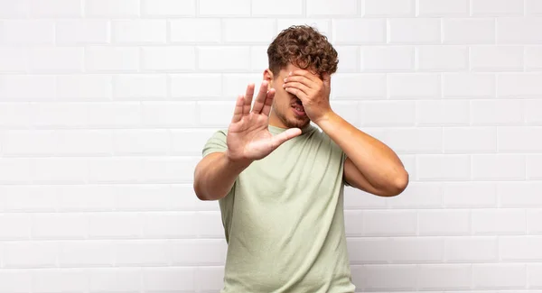 Joven Cubriendo Cara Con Mano Poniendo Otra Mano Delante Para — Foto de Stock