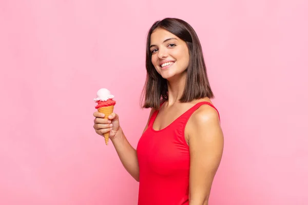 Jonge Mooie Vrouw Met Een Ijsje Zomerconcept — Stockfoto