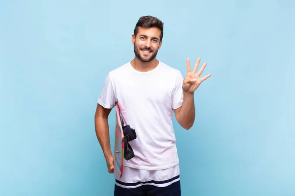 Jovem Sorrindo Olhando Amigável Mostrando Número Três Terceiro Com Mão — Fotografia de Stock