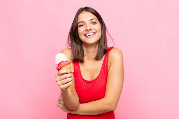 Jonge Mooie Vrouw Met Een Ijsje Zomerconcept — Stockfoto