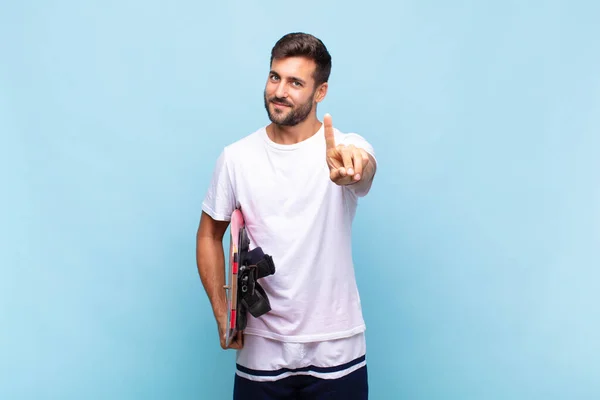 Jovem Sorrindo Orgulhosamente Confiantemente Fazendo Pose Número Triunfante Sentindo Como — Fotografia de Stock