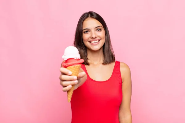 アイスクリームコーンの若い可愛い女性 夏のコンセプト — ストック写真