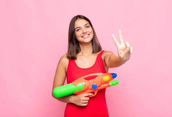 Ung Vacker Kvinna Ler Och Ser Glad Bekymmerslös Och Positiv — Stockfoto