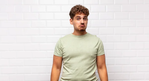 Ung Man Känner Sig Ledsen Och Stressad Upprörd Grund Dålig — Stockfoto