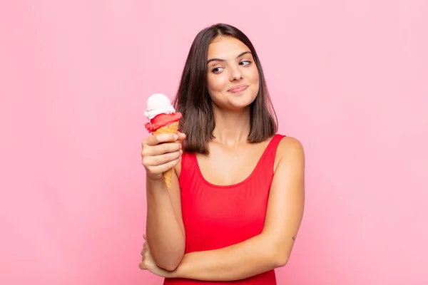 Jonge Mooie Vrouw Met Een Ijsje Zomerconcept — Stockfoto