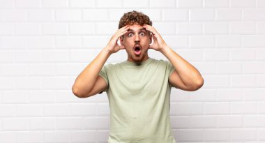 Dehşete kapılmış ve şok olmuş hisseden genç bir adam, el ele tutuşuyor ve bir hata yüzünden panikliyor.