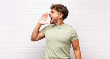 Genç adam öfkeyle ve yüksek sesle bağırarak kenardaki boşluğu kopyalamasını söylüyor.