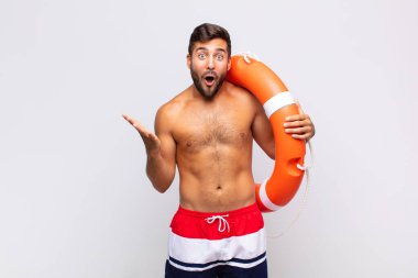 Delikanlı ağzı açık ve şaşırmış, şok olmuş ve inanılmaz bir sürprizle şaşkına dönmüş. tatil kavramı