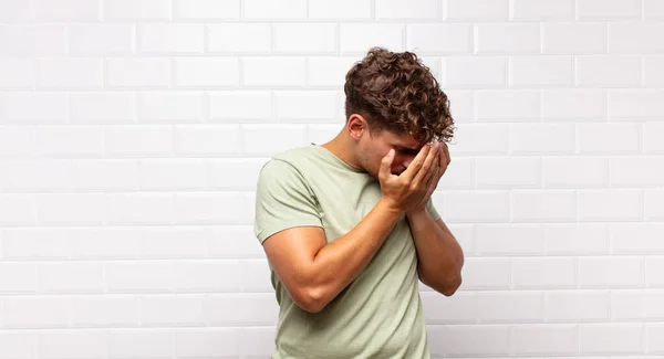 Junger Mann Bedeckt Augen Mit Händen Mit Einem Traurigen Frustrierten — Stockfoto