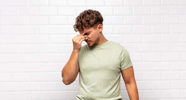 Joven Sintiéndose Estresado Infeliz Frustrado Tocando Frente Sufriendo Migraña Dolor —  Fotos de Stock