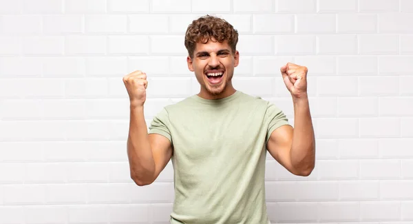 Jeune Homme Heureux Positif Réussi Célébrant Victoire Les Réalisations Bonne — Photo