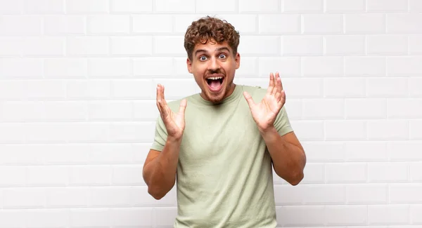 Giovane Uomo Sente Scioccato Eccitato Ridendo Stupito Felice Causa Una — Foto Stock