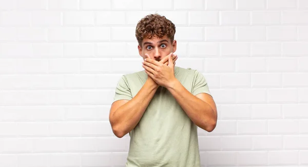 Jonge Man Bedekken Mond Met Handen Met Een Geschokt Verrast — Stockfoto