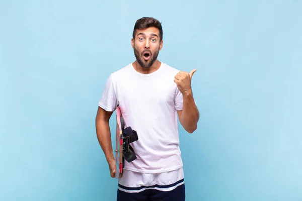 Young Man Looking Astonished Disbelief Pointing Object Side Saying Wow — Stock Photo, Image