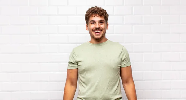 Jovem Que Parece Feliz Agradavelmente Surpreso Animado Com Uma Expressão — Fotografia de Stock