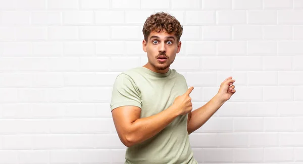 Young Man Feeling Shocked Surprised Pointing Copy Space Side Amazed — Stock Photo, Image